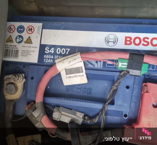מצבר רכב בוש עם כבלים מחוברים